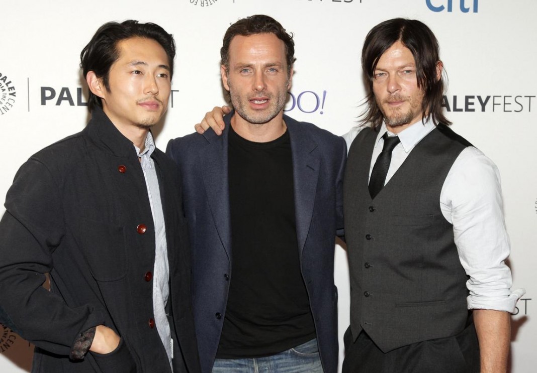 Steven Yeun y Norman Reedus ayudan en un accidente de tráfico