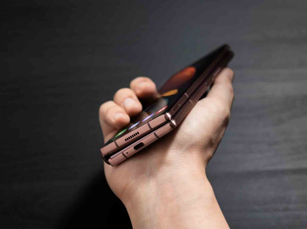 09_galaxyzfold2_lifestyle_image-ticourbano