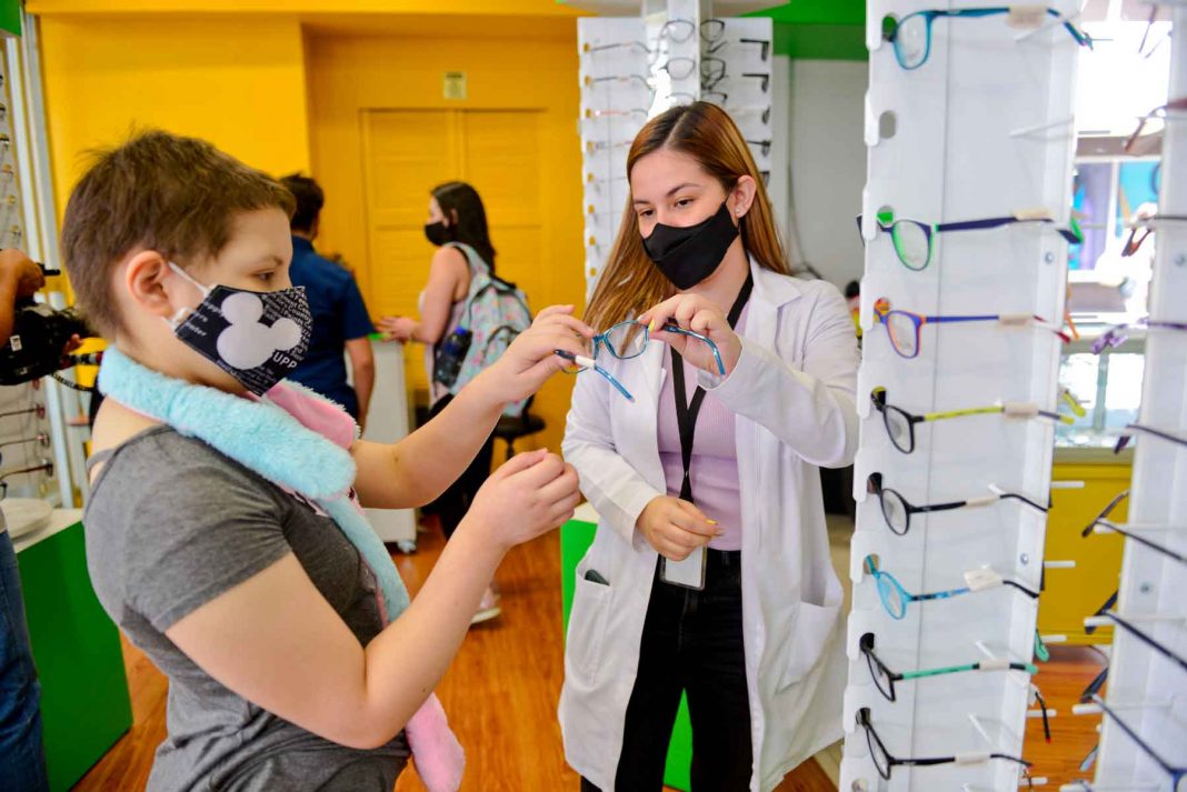 Cuide la salud visual de sus hijos de cara al regreso a clases presenciales
