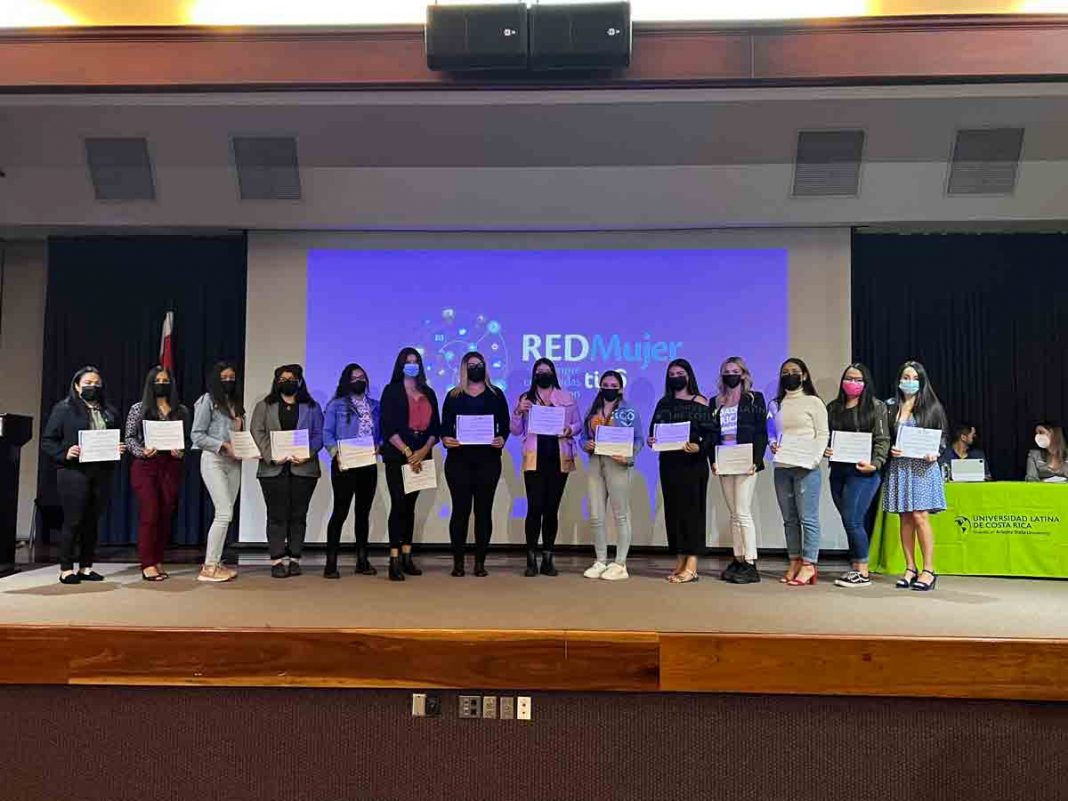 14 mujeres beneficiadas con beca del 100%