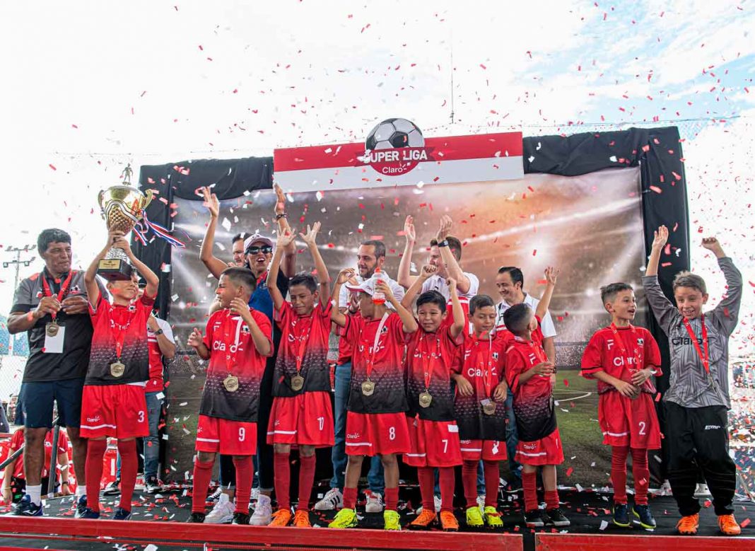 Atlético Fernández y Chitos FC campeones de torneo infantil de fútbol