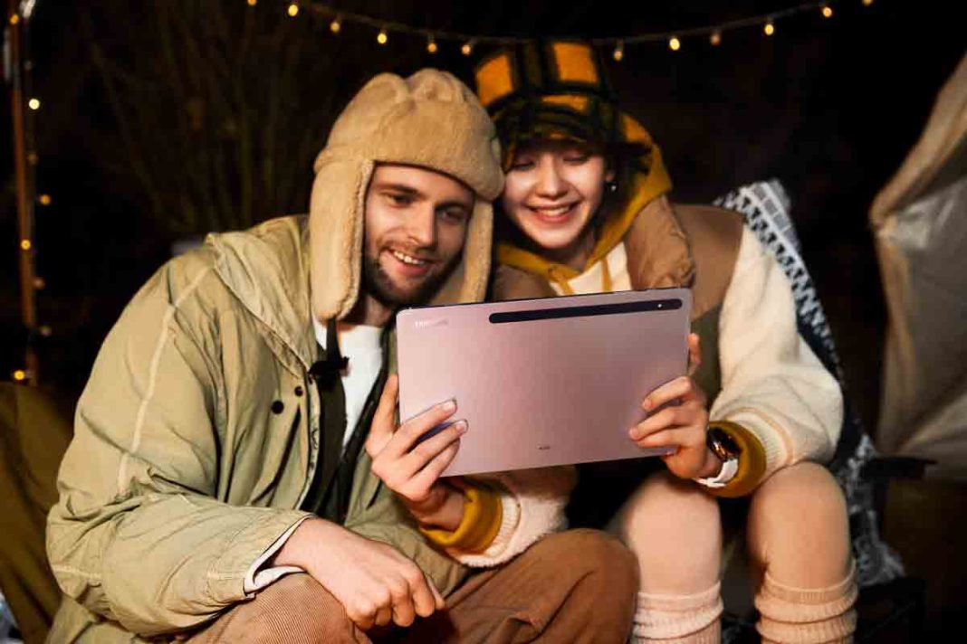 001_lifestyle_galaxytabs8plus_pinkgold