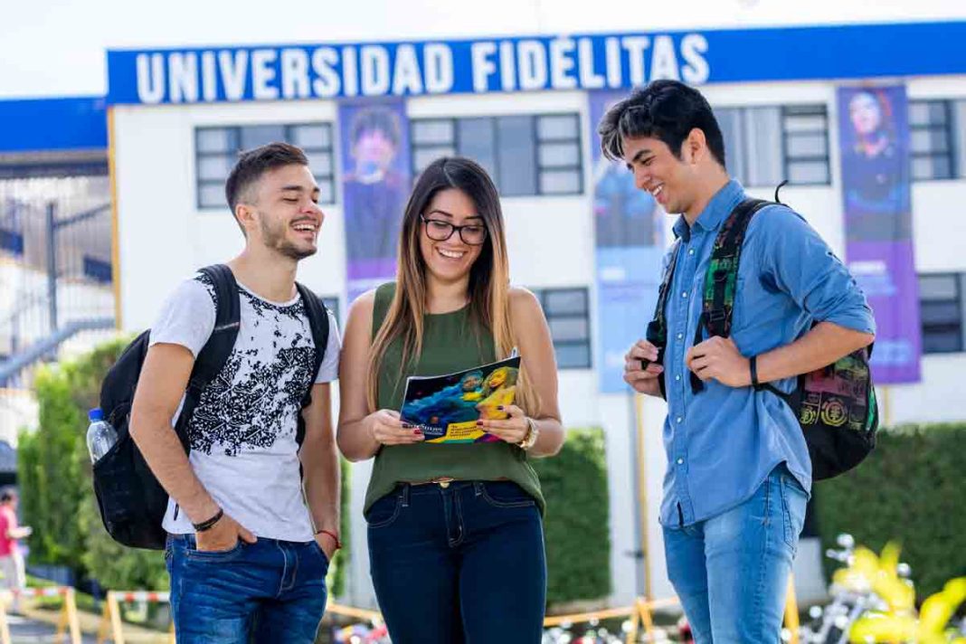 FOTO-DE-ESTUDIANTES-EN-EL-CAMPUS-(2)