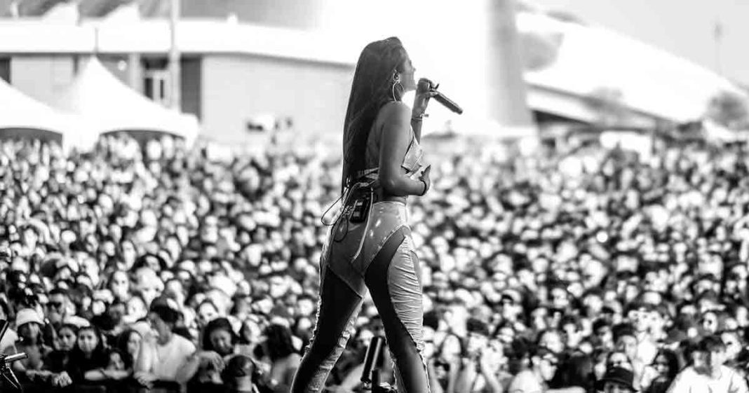 Aiona Santana comparte escenario con Becky G, Jhayco, Manuel Turizo, Wisin y Yandel, Feid, Arcángel y más.