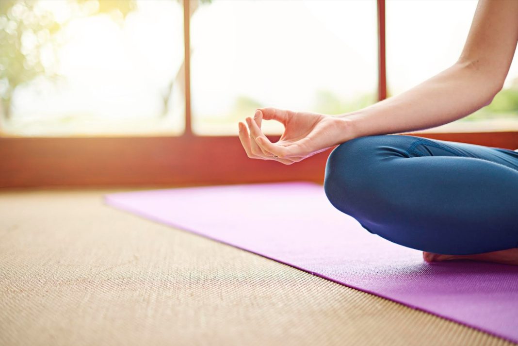 Mindfulness: cómo manejar el estrés a través del yoga y la meditación.