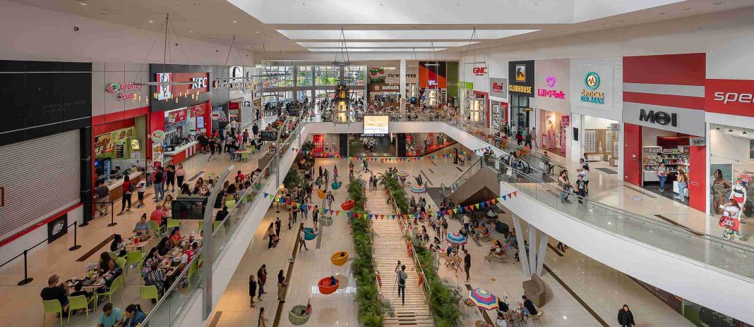 VÍDEO: Carro chocó con tienda Pandora en Lincoln Plaza