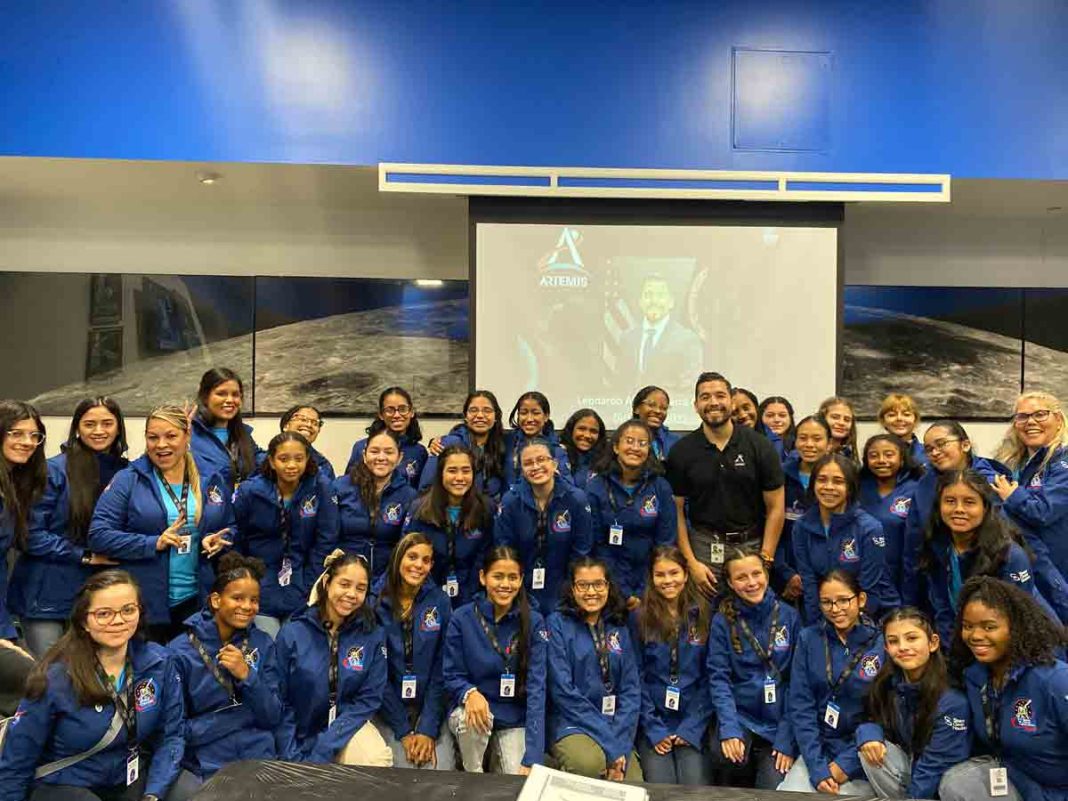 Así viven las niñas costarricenses su semana de inmersión en la NASA