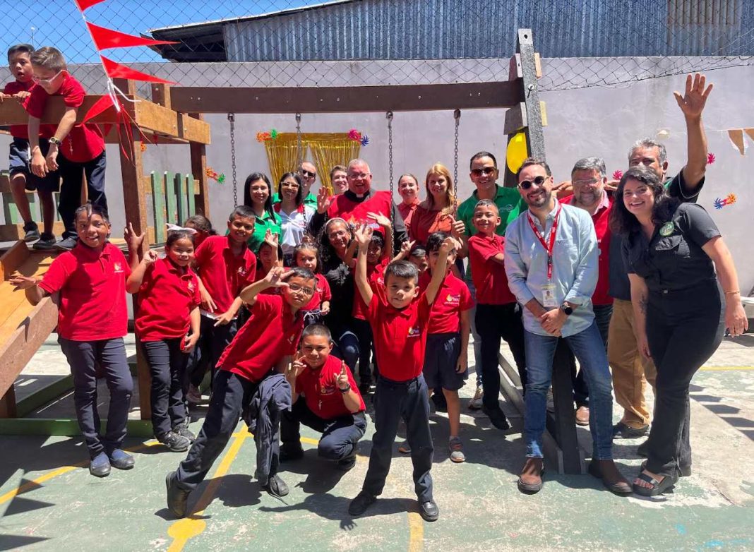 En este regreso a clases, 24 toneladas de plástico reciclado por POZUELO se transforman en un “playground” para la niñez de Cristo Rey