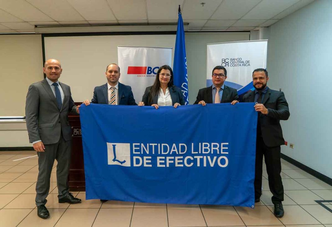 Ministerio de Seguridad Pública recibe reconocimiento como entidad libre de efectivo