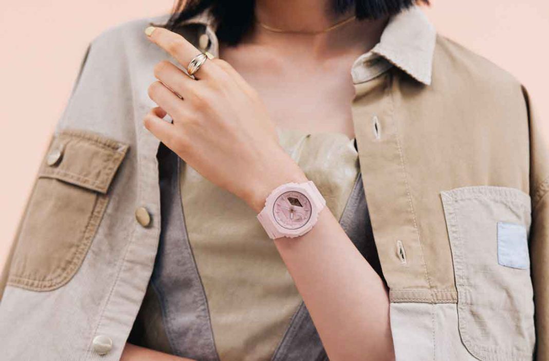 Descubre cómo lucir chic y sofisticada para la temporada con relojes y accesorios monocromáticos