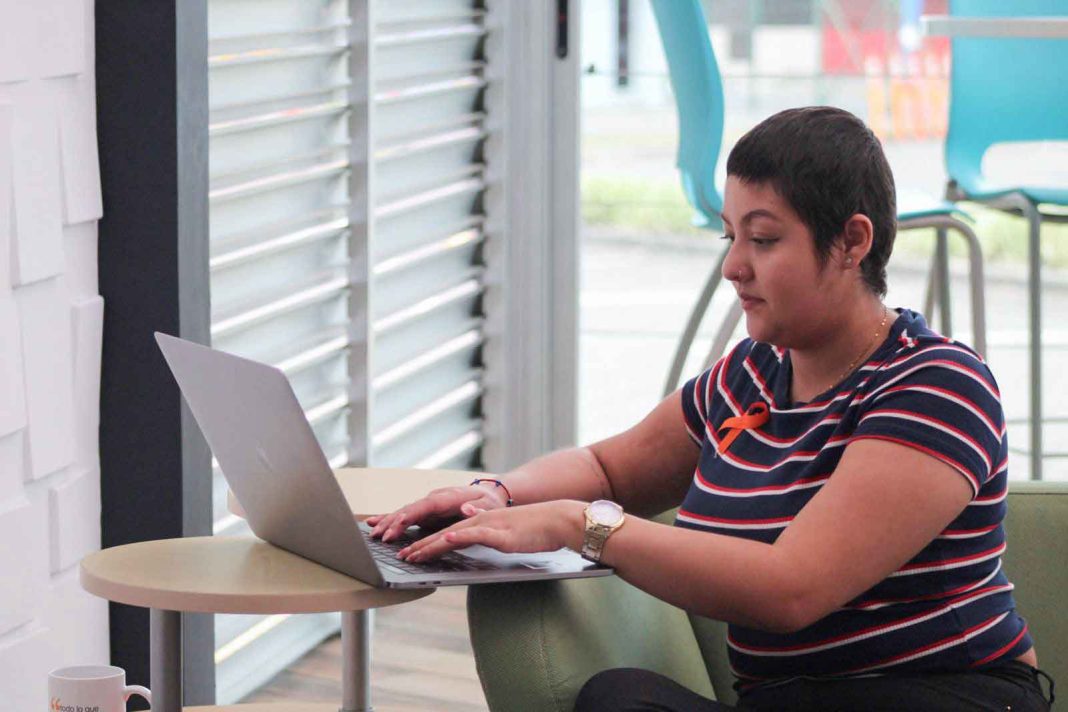 Becas permiten que jóvenes con diagnóstico de cáncer logran continuar sus estudios de idiomas y carreras técnicas