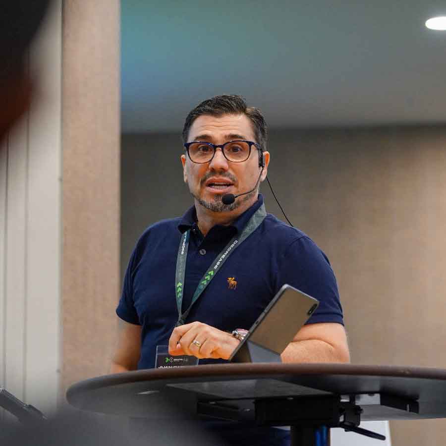 Juan Carlos Retana presenta su libro “Desde una Banca”