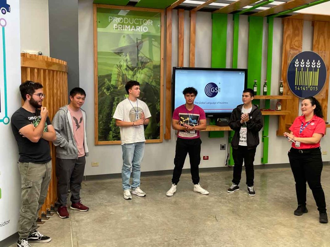 Metodología internacional impulsa red de jóvenes emprendedores en el país