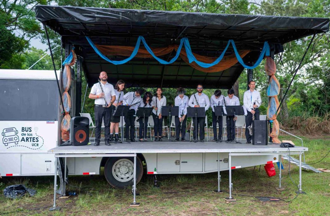 El Bus de las Artes cumple cinco años de visitar comunidades