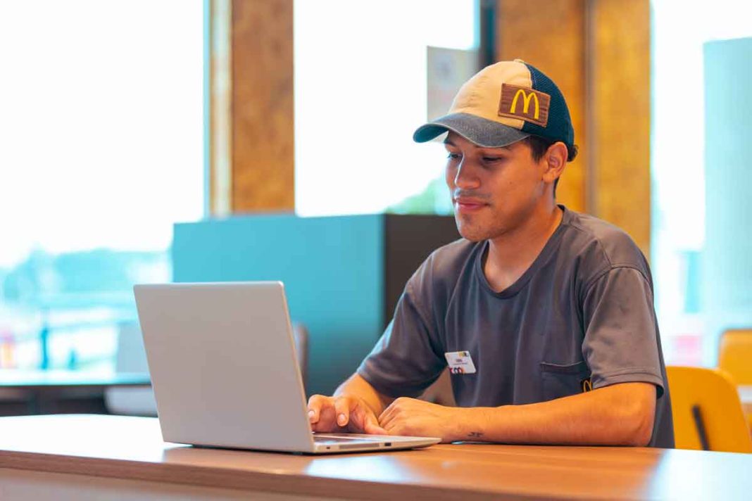 Sporting FC y Arcos Dorados se unen para formar «La Afición Más Educada»