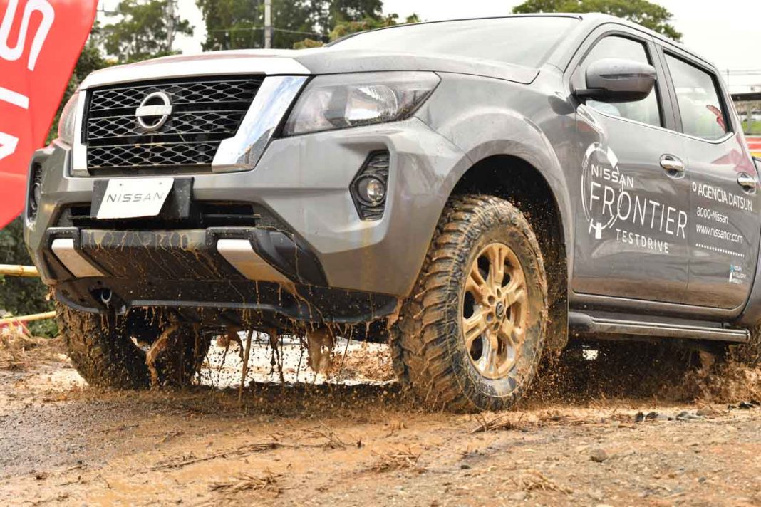Clientes desafían Nissan Frontier en Pista 100% offroad