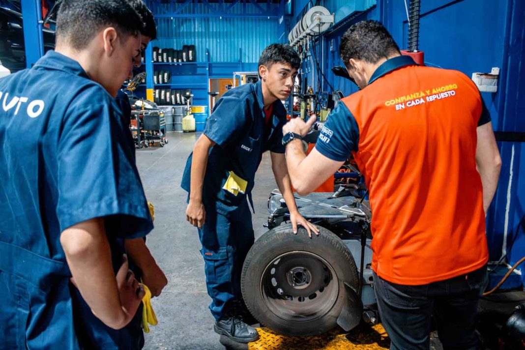 Programa “Dejando Huella” prepara a jóvenes mecánicos del país para su inserción en el mercado laboral