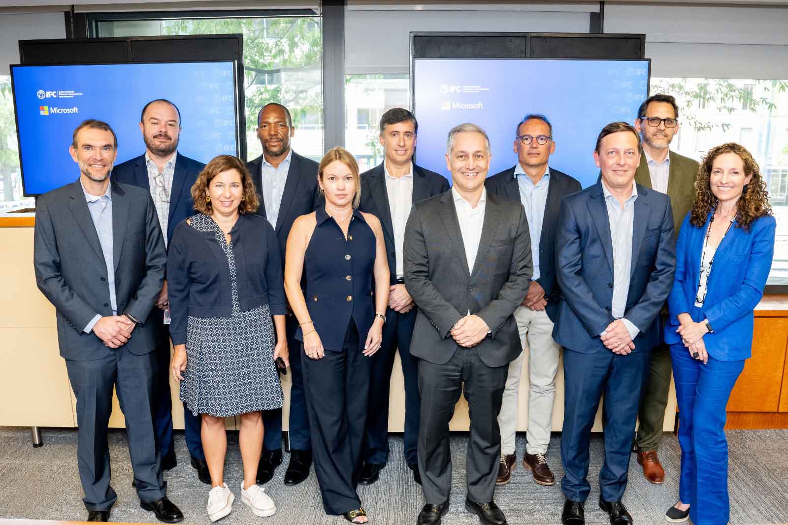 IFC y Microsoft firman acuerdo para impulsar la transformación digital ...