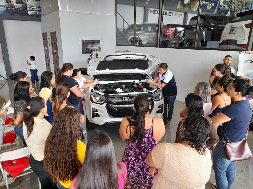 Taller de mecánica básica gratuito para mujeres en Lindora