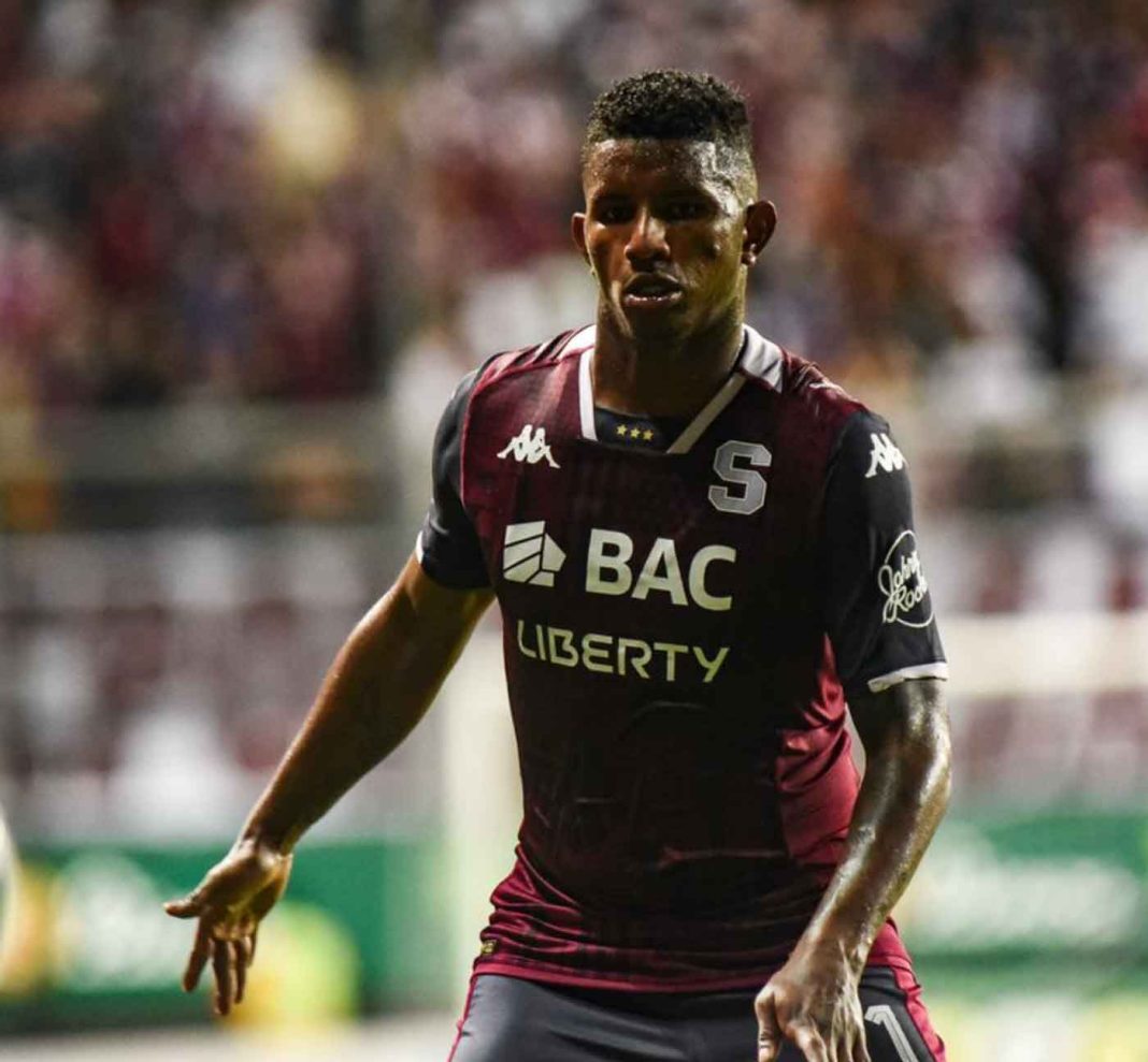 Deportivo Saprissa derrota 1 a 0 al Herediano, con gol de Javon East