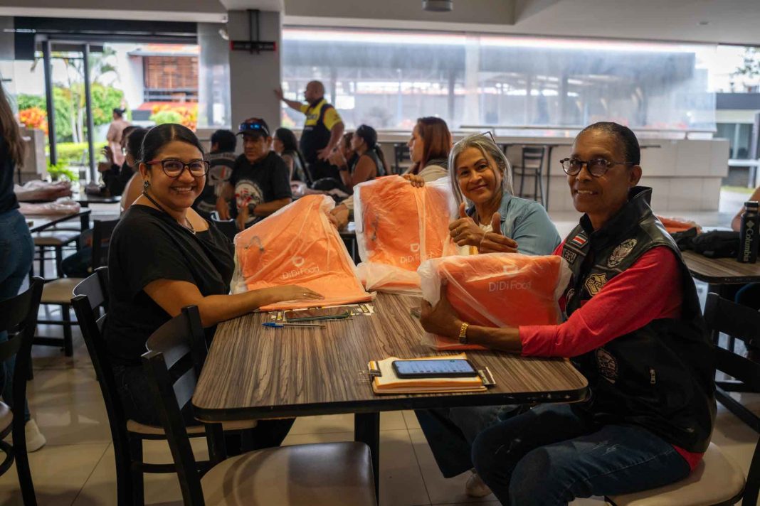 Mujeres aprovechan la tecnología para generar oportunidades e ingresos con sus motocicletas