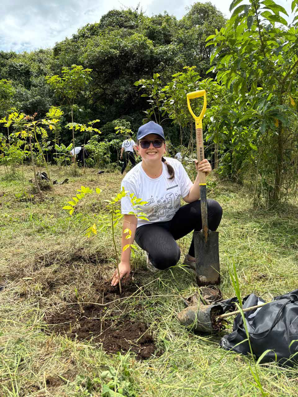 Voluntarios de Bridgestone plantaron 160 árboles en Heredia