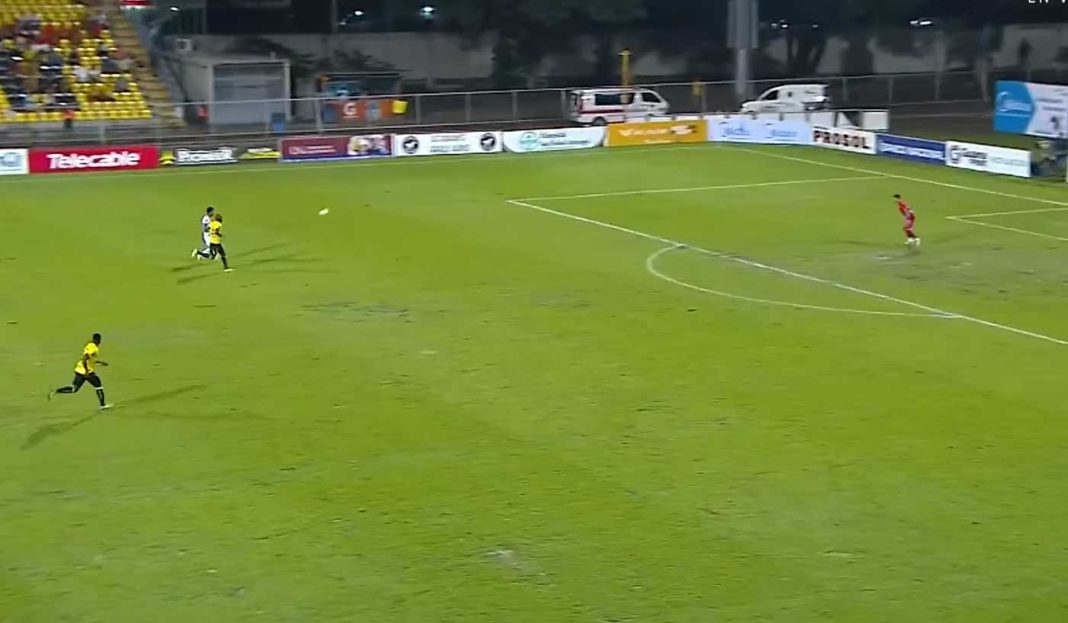 VÍDEO: El golazo que le anularon a Michael Barrantes