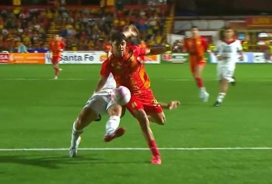 VÍDEO: Polémica en Herediano vs. Alajuelense por penal no pitado para los florenses