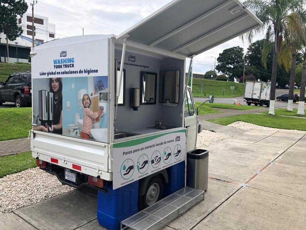 Essity dona carrito de lavado de manos a Chepe se Baña para acercar la higiene a personas vulnerables