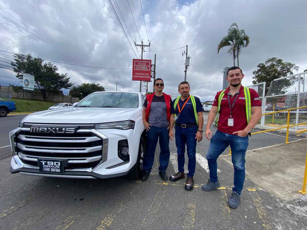Coca-Cola FEMSA refuerza su flota en Costa Rica con la adquisición de 11 pick up 100% eléctricos