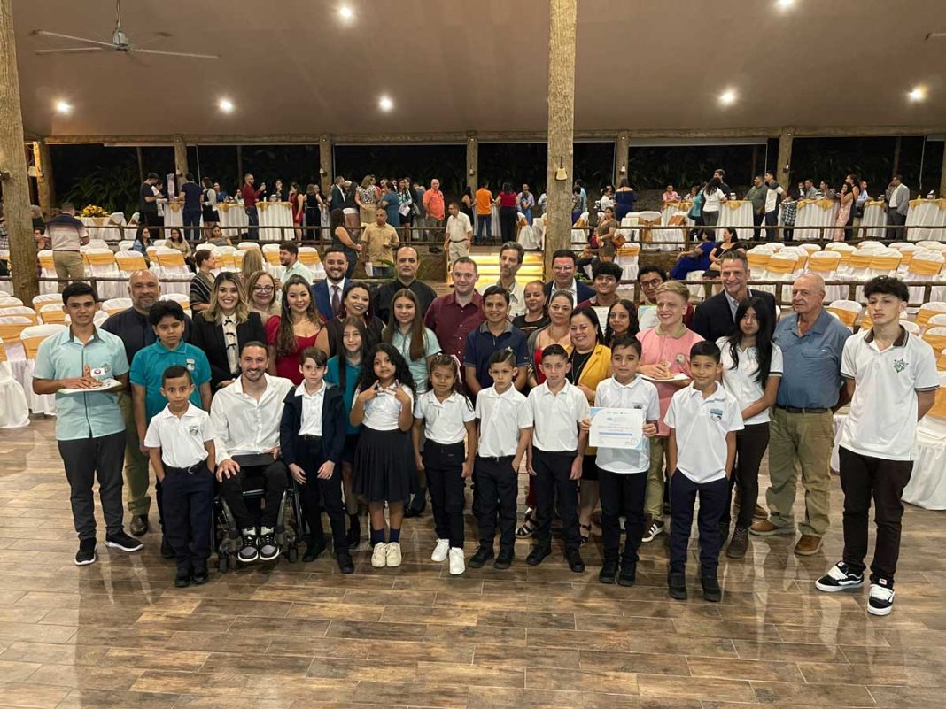 26 estudiantes y docentes de La Fortuna reciben reconocimiento por su esfuerzo y compromiso con la educación