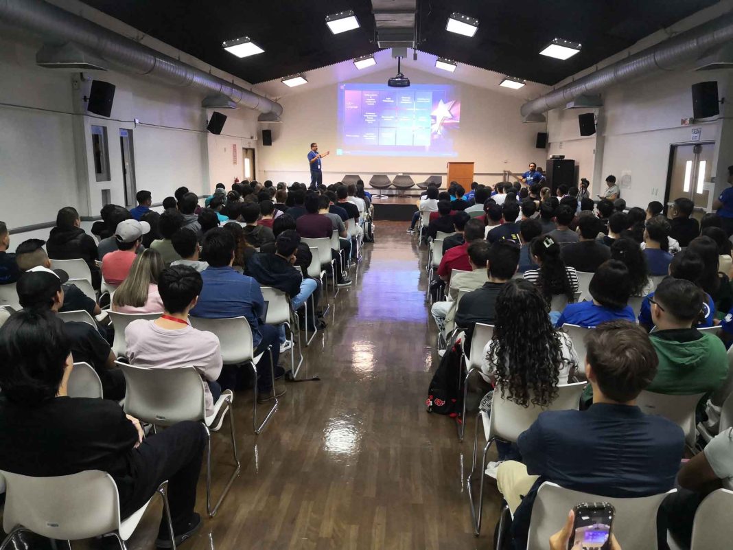 Intel acerca a jóvenes universitarios a la realidad del mercado laboral