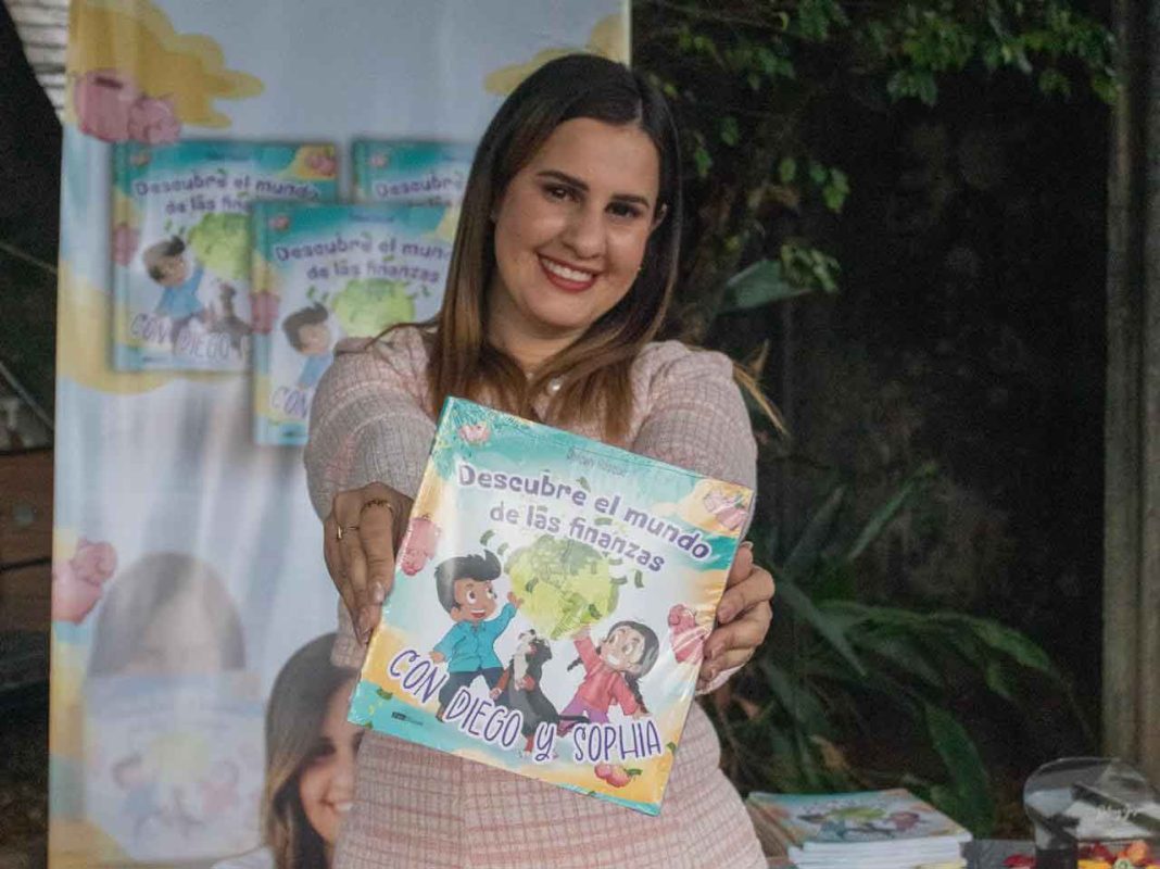 Escritora internacional Dolawy Gascue impulsa la cultura financiera infantil