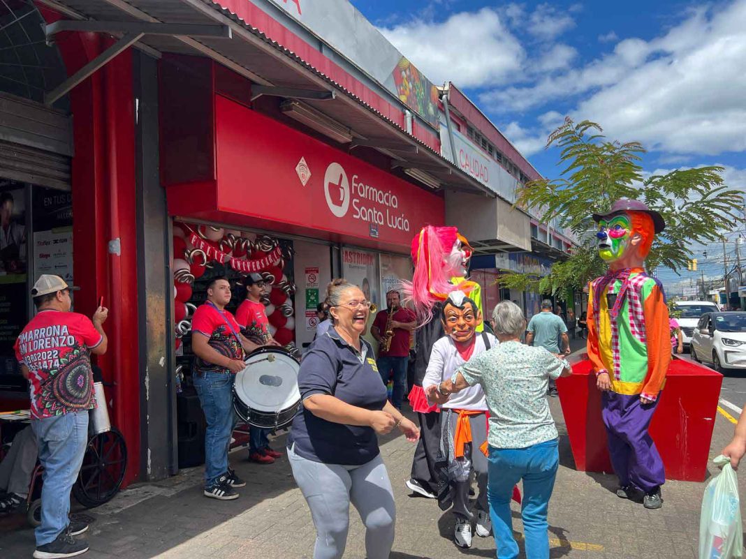 Grupo Farmanova Intermed celebró su aniversario 42 con música, pastel y alegría en Alajuela