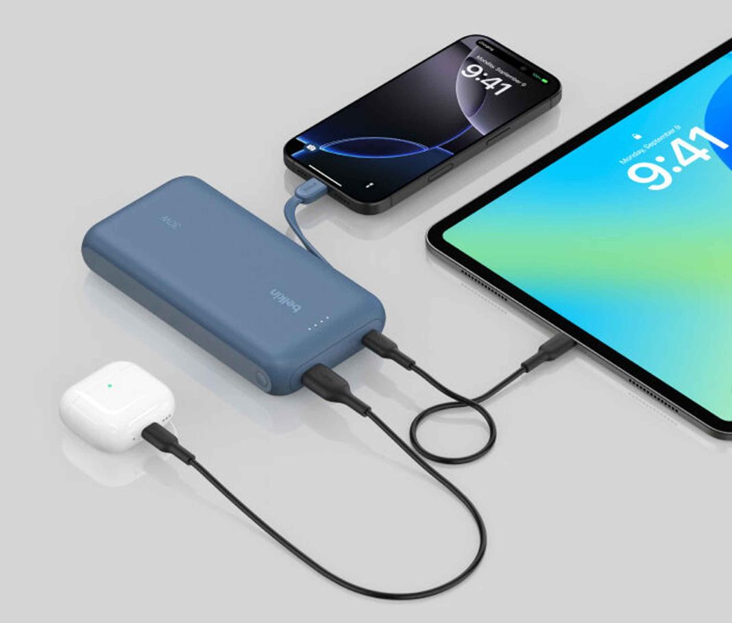 ¡Mantén tus dispositivos cargados en cualquier momento y lugar! El Belkin Boost Charge Power Bank 10K con cable integrado, un aliado perfecto para los ticos