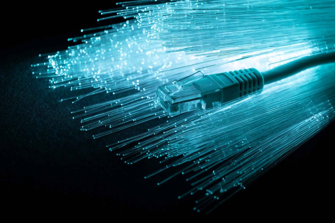 La fibra óptica domina el mercado de Internet fijo