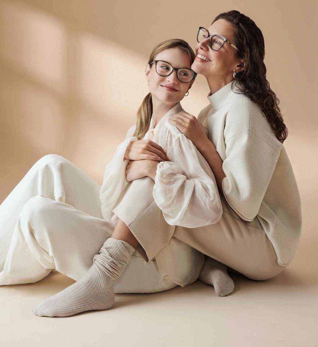 Miradas que hablan con el estilo de Ópticas Visión: El regalo perfecto para mamá