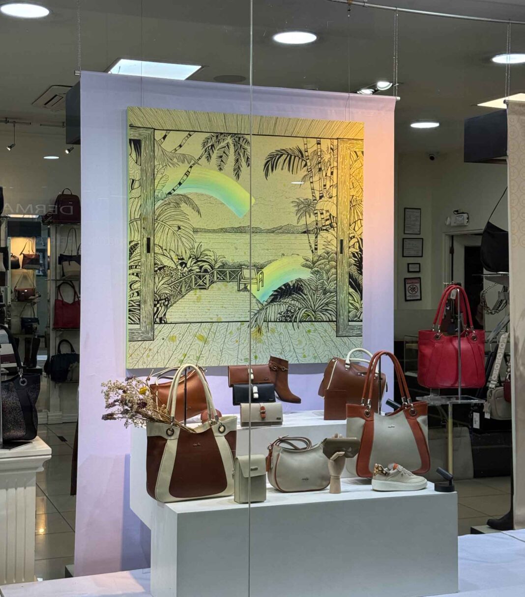 El cuero se encuentra con el arte: Del Rio exhibe en sus tiendas obras de pintores costarricenses