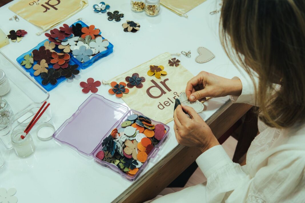 Ahora podés diseñar tu propio accesorio en cuero en el nuevo espacio creativo de Del Rio