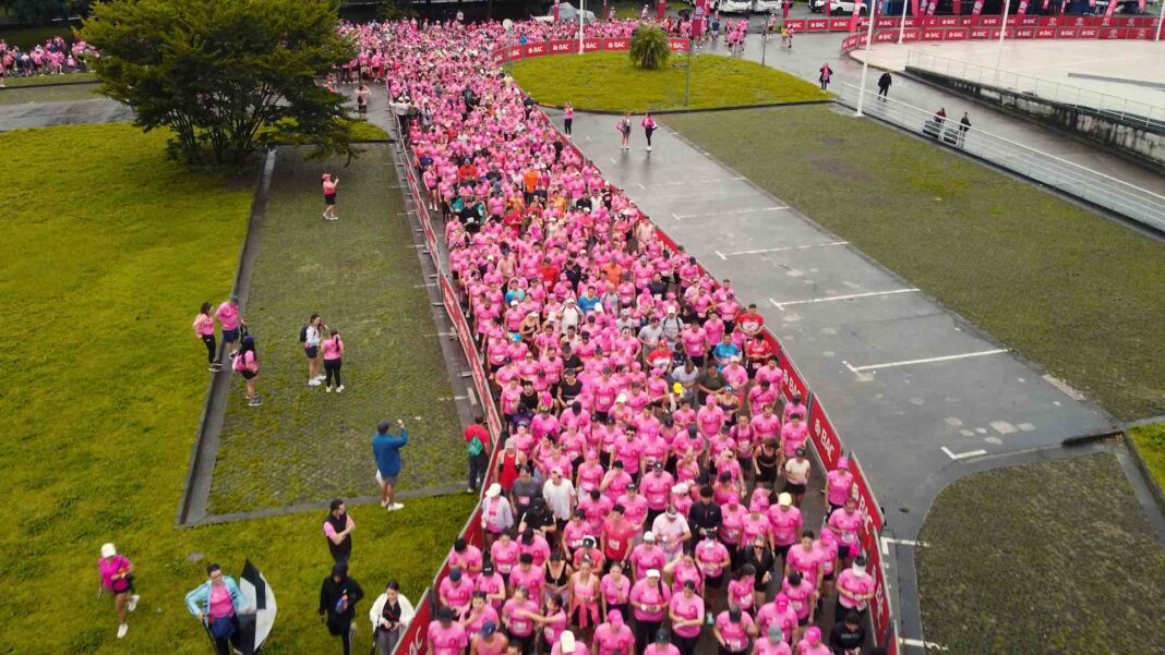 La Carrera y Caminata contra el cáncer de mama reunió a miles de participantes