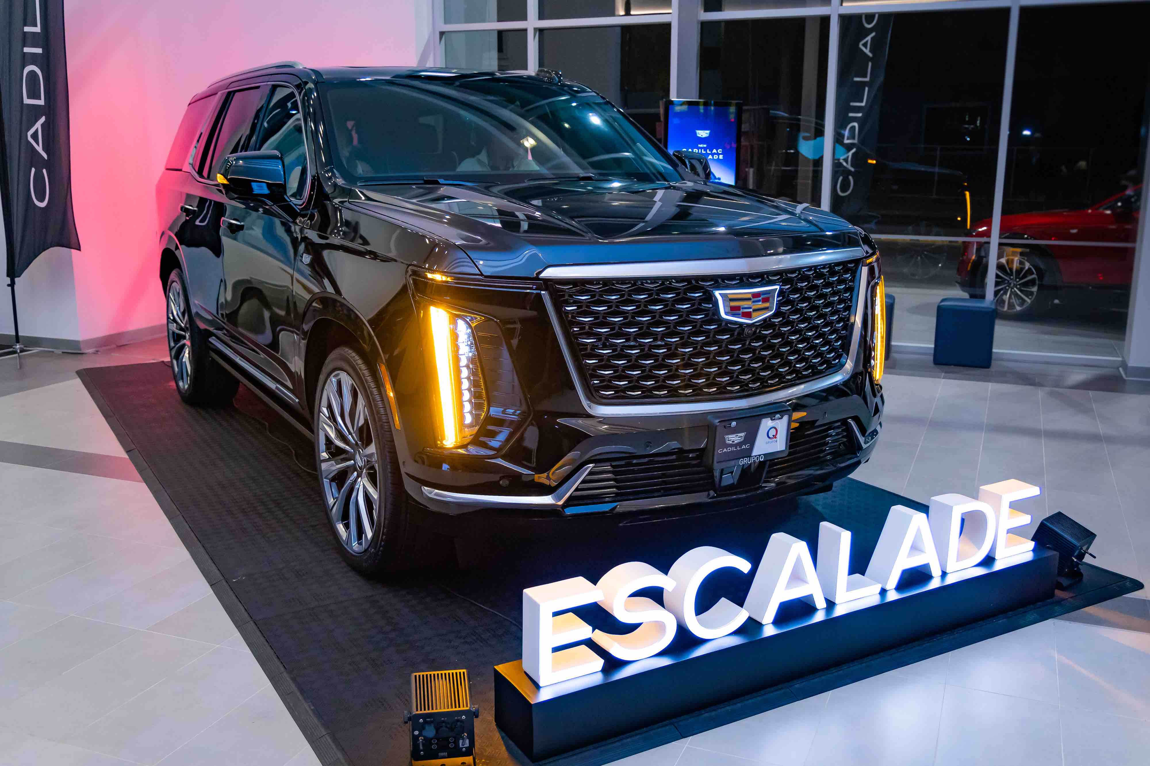 Nueva Cadillac Escalade lleva el lujo al extremo con parrilla iluminada, aros de 24» y pantallas en cada fila