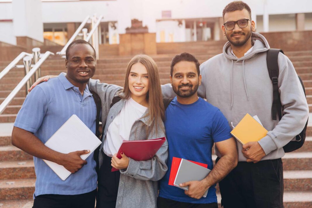 MREC y VIU lanzan becas para que profesionales costarricenses cursen maestrías online en 2026