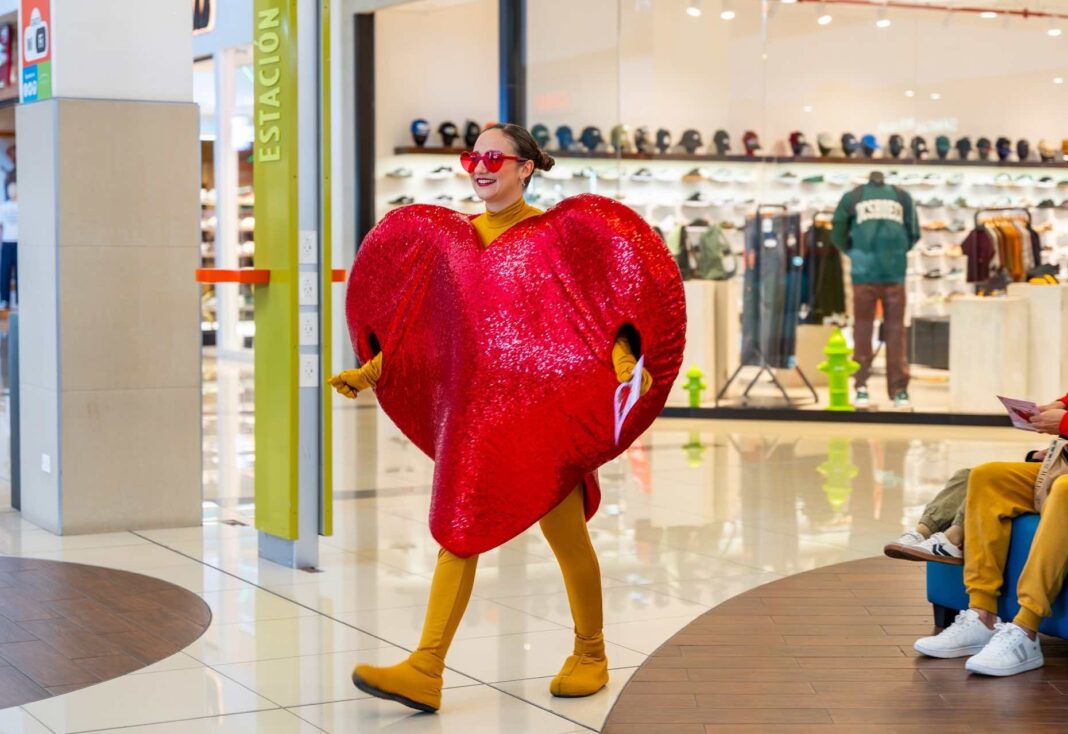 Escuadrón Cupido llega a Lincoln Plaza para ‘flechar’ a sus visitantes en San Valentín con un premio especial