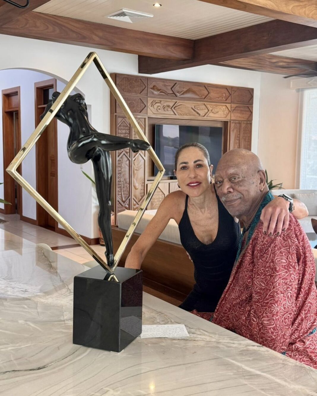 Morgan Freeman quedó ‘flechado’ por el talento de la escultora Sandra Rubinstei