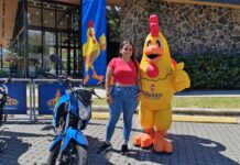 Grupo Unicomer entrega automóvil y dos motocicletas tras pago de marchamo 2026