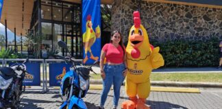 Grupo Unicomer entrega automóvil y dos motocicletas tras pago de marchamo 2026