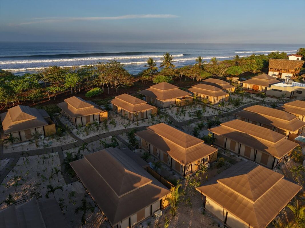 Amarena Canvas Beach Hotel llega al Pacífico Central con una inversión de $4 millones y el primer luxury tent hotel de Latinoamérica por Escape Nomade