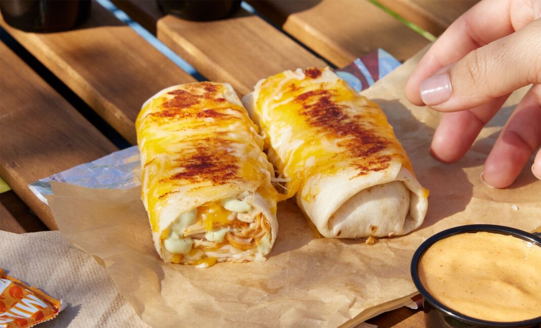 Taco Bell® presenta un nuevo producto: los Cheesy Dipping Burritos