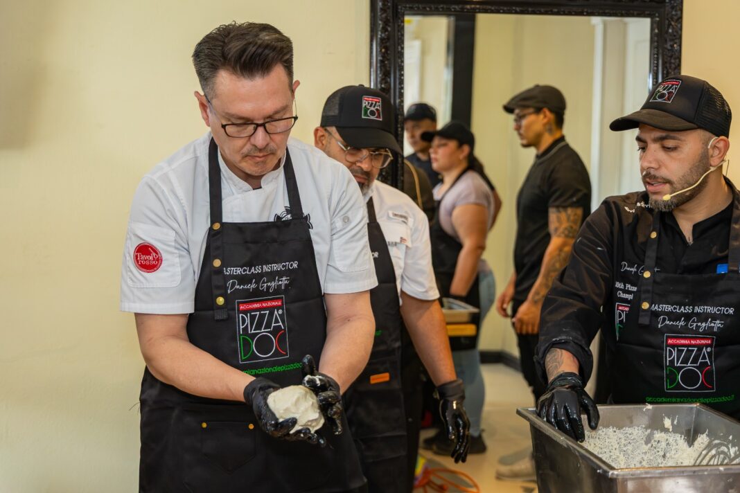 Campeón mundial de pizza napolitana capacita a 50 pizzerías en Costa Rica para elevar el estándar del producto en el país