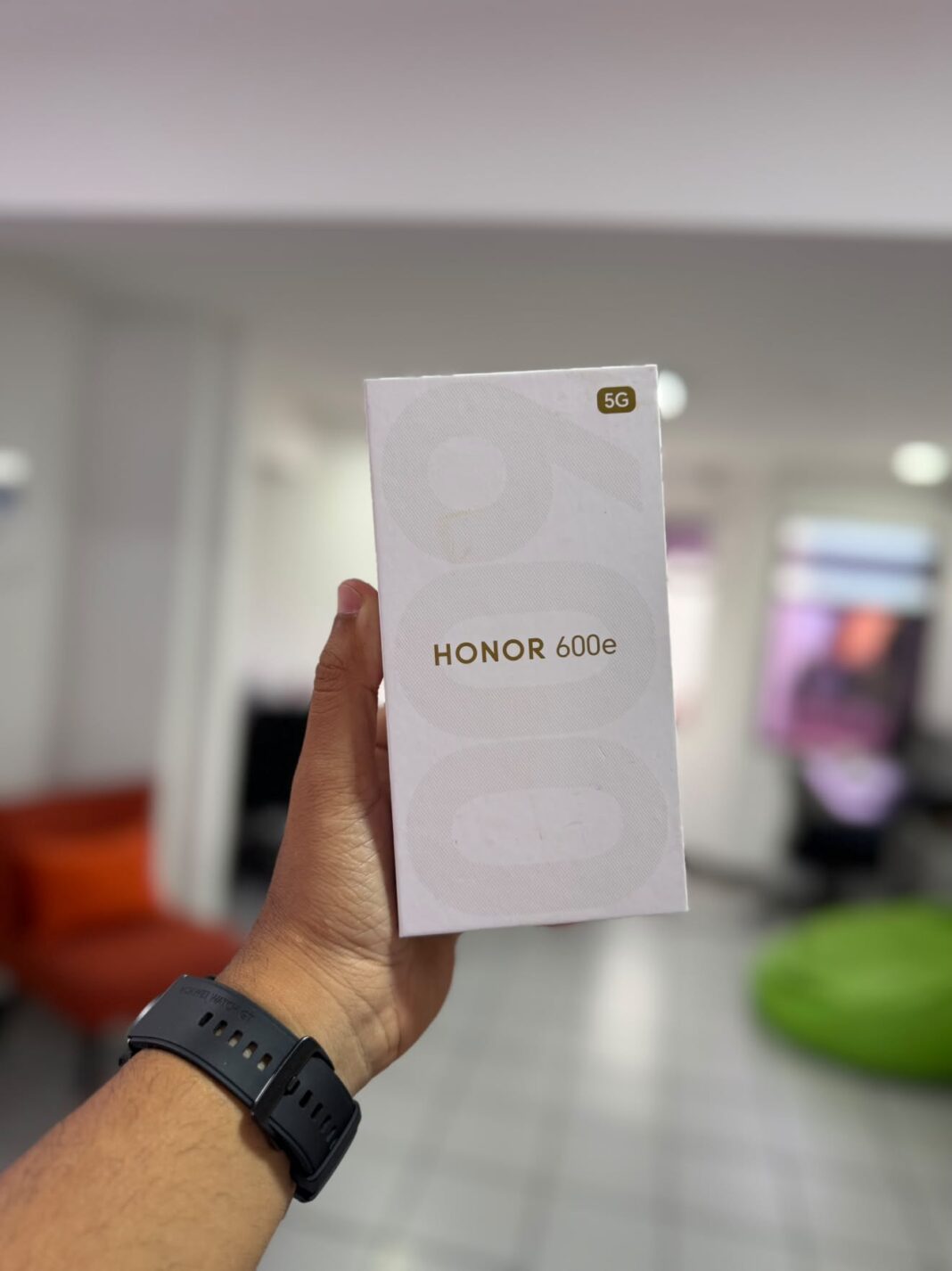 Unboxing del HONOR 600e: primeras impresiones del nuevo gama media que apuesta por la batería y el diseño